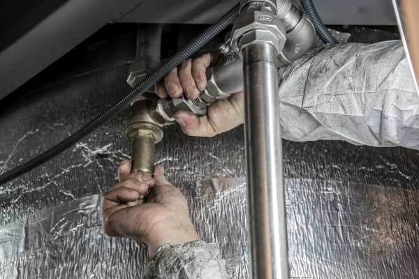 Instalator autorizat efectuând lucrări de instalații sanitare și termice